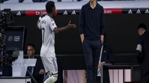 申花客场遗憾落败广岛三箭，路易斯错失良机中柱惊魂，荒木隼人制胜一击惊动绿茵场